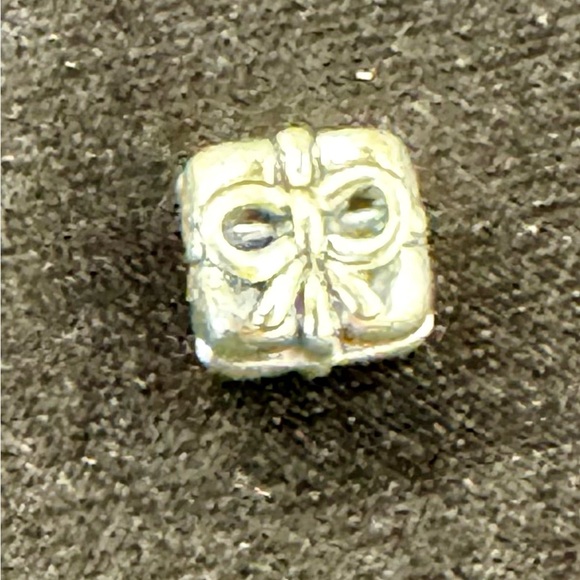 Pandora Silver Gift Box with Bow Charm - Picture 1 of 9